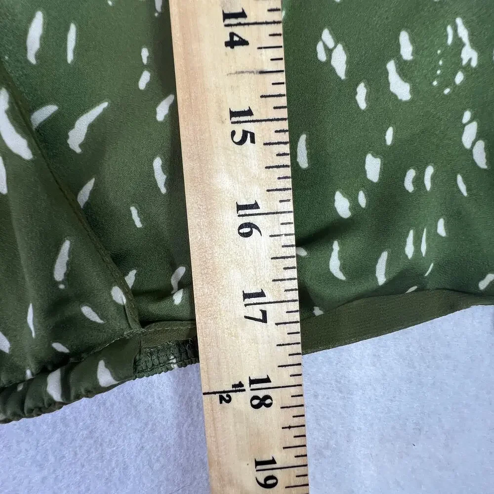 ASTR The Label Wrap Top Green XL Puff Sleeve V-Neck Cropped Satin Smocked Back‎